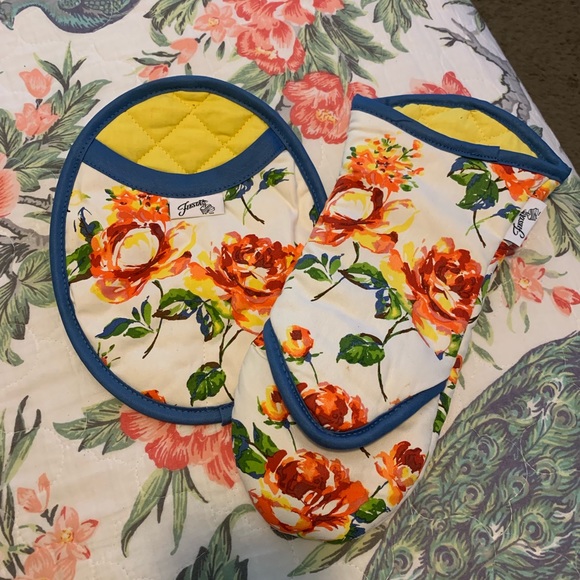 Fiesta Other - Fiesta oven mits